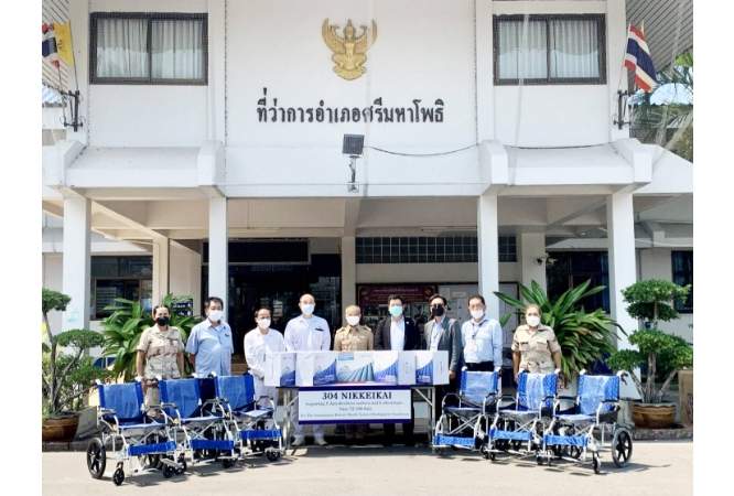304 Industrial Park Co., Ltd.日本人エグゼクティブクラブの代表者とともに、車椅子とエアマットレスを提供しました Sri Maha Pho 区域 ヘルス システム財団