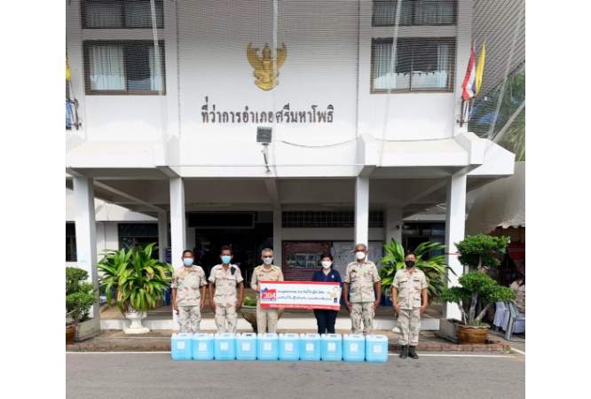 304 Industrial Park Co., Ltd. IP は公衆衛生局に 200 リットルのアルコール飲料を寄付しました Sri Maha Pho 区域。