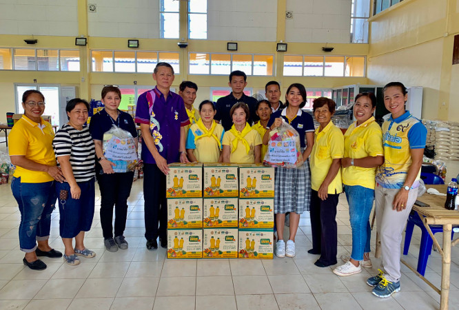 Tharn-Kindness-to-Help-Flood-Victims-in-Ubon-Ratchathani-Province